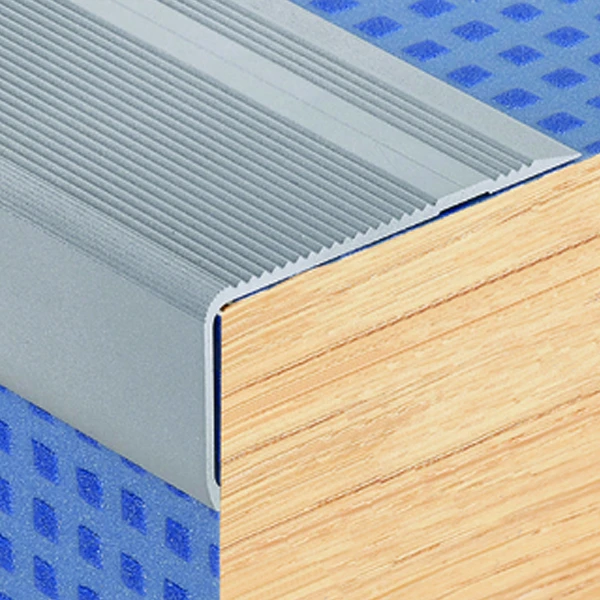 Nez De Marche Strié Percé Alu Incolore 72 X 36 Mm Longueur 3 Mètres Romus 1553 2 Nez De Marche Strié Percé Alu Incolore 72 X 36 Mm Longueur 3 Mètres Romus 1553 – Image 2