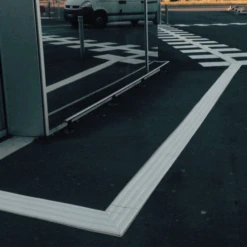 Bande De Guidage 220x1000mm - Blanc - Rail Exteline Adhésivé Extérieur -Pas Cher Corner Métal Soldes Magasin dalle podotactile