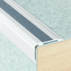 Nez De Marche Adhésif à Bord Sifflet - Alu Incolore Et Bande Noire -Pas Cher Corner Métal Soldes Magasin nez marche 1