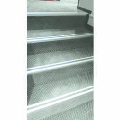 Nez De Marche Adhésif à Bord Sifflet - Alu Incolore Et Bande Noire -Pas Cher Corner Métal Soldes Magasin nez marche bordure noir