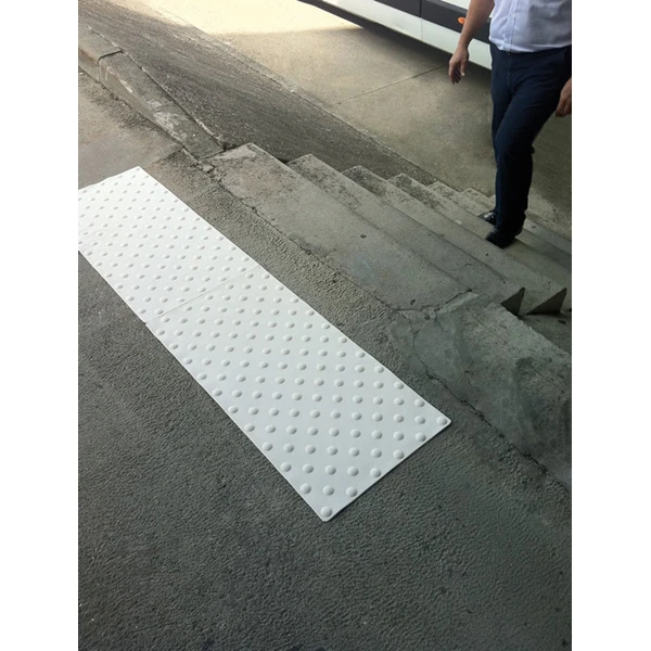 Dalle Podotactile Exteline Adhésive Pour Extérieur Blanche Dimensions 820x400 Mm épaisseur 7 Mm Romus 4205 6 Dalle Podotactile Exteline Adhésive Pour Extérieur Blanche Dimensions 820x400 Mm épaisseur 7 Mm Romus 4205 – Image 6