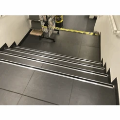 Nez De Marche Adhésif à Bord Sifflet - Alu Incolore Et Bande Noire -Pas Cher Corner Métal Soldes Magasin profile nez marche